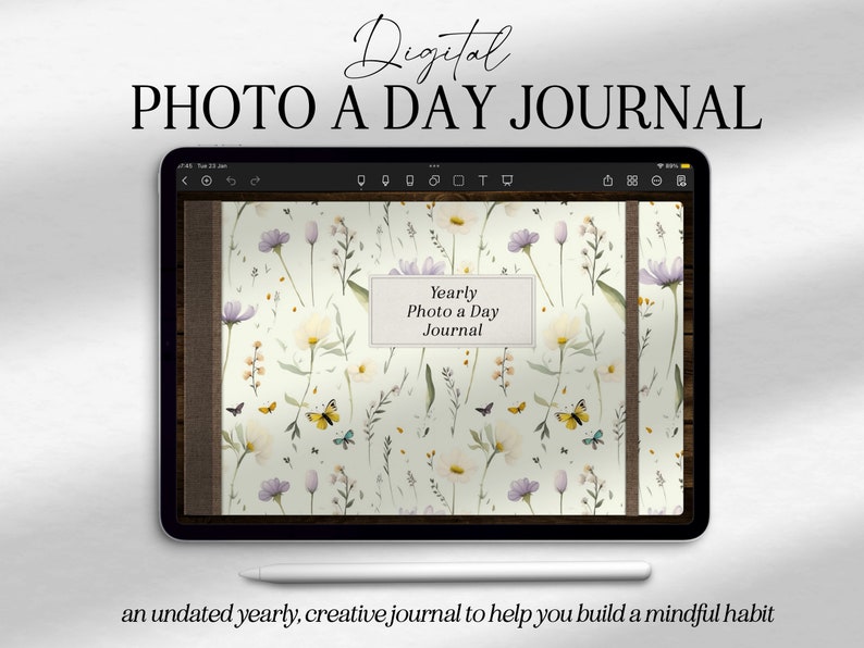 Puede incluir: Un diario digital con un dise&ntilde;o floral y el texto "Yearly Photo a Day Journal". El diario se muestra en una tableta con un l&aacute;piz.