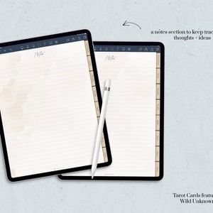 Może przedstawiać: Dwa cyfrowe notatniki na ekranie tabletu z białym rysikiem. Notatniki mają linie i tekst "Notes" u g&oacute;ry. Tekst "a notes section to keep track of your thoughts + ideas" znajduje się nad notatnikami. Tekst "Tarot Cards featured: Wild Unknown" znajduje się pod notatnikami.