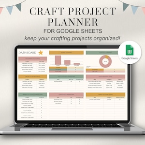 Könnte beinhalten: Ein Laptop-Bildschirm zeigt einen Craft Project Planner für Google Sheets. Die Dashboard-Oberfläche enthält organisierte Bereiche für anstehende Termine, Materialübersichten, Projektstatus-Diagramme und Bestandslisten in gedeckten Erdtönen.