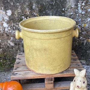 Antik fransk confiterad gryta i stengods, stor fettskål i gult gods med handtag, perfekt köksredskapsburk