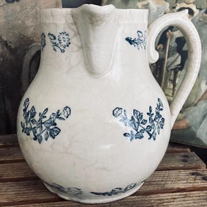 Antigua jarra de leche francesa de piedra de hierro de Saint Uze, jarra de loza del siglo XIX, auténtica cremera de Saint Uze, preciosas flores azules, agrietadas y teñidas