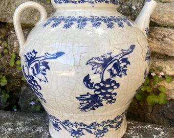 Jarra antigua francesa de loza de St. Uze, azul con estampado floral, tamaño XL, de la década de 1800. Reparaciones en el borde. Aranceles de importación de EE. UU. cubiertos.