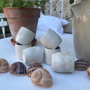 Jarrones antiguos de gres francés teñidos con té, con forma de caracol: juego de 6 tazas grandes con forma de caracol, pequeños jarrones de crema de color blanco roto, todos los aranceles estadounidenses están incluidos.