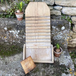 Tabla de lavar francesa antigua, tabla de fregar de madera, estante de baño, madera maciza con pátina, decoración rústica vintage hecha a mano para el cuarto de lavado.
