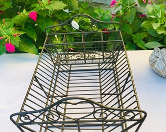 Escurridor de platos y cubiertos francés, antiguo escurridor de cocina de hierro forjado gris y negro estilo rústico, y estante para platos y cubiertos.
