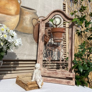 Französischer Vintage-Blumentopf zur Wandbefestigung, Holzrahmen mit 3 Metallschlaufen für Blumen- oder Kräutertöpfe und Messingdekor