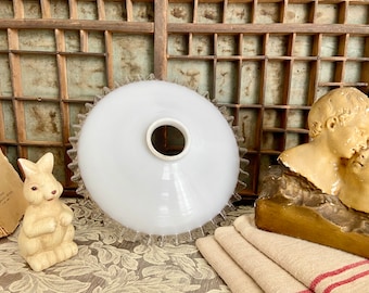 Pantalla de lámpara francesa vintage de opalina: Lámpara colgante de cristal opalino con pliegues en forma de costra de pastel.