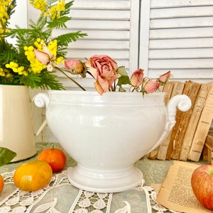 Waza do zupy z białej porcelany w stylu vintage: elegancka zupa na nóżkach