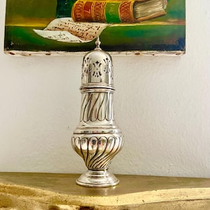 Vintage Silver Plated Sugar Sifter: Sheffield England Muffineer