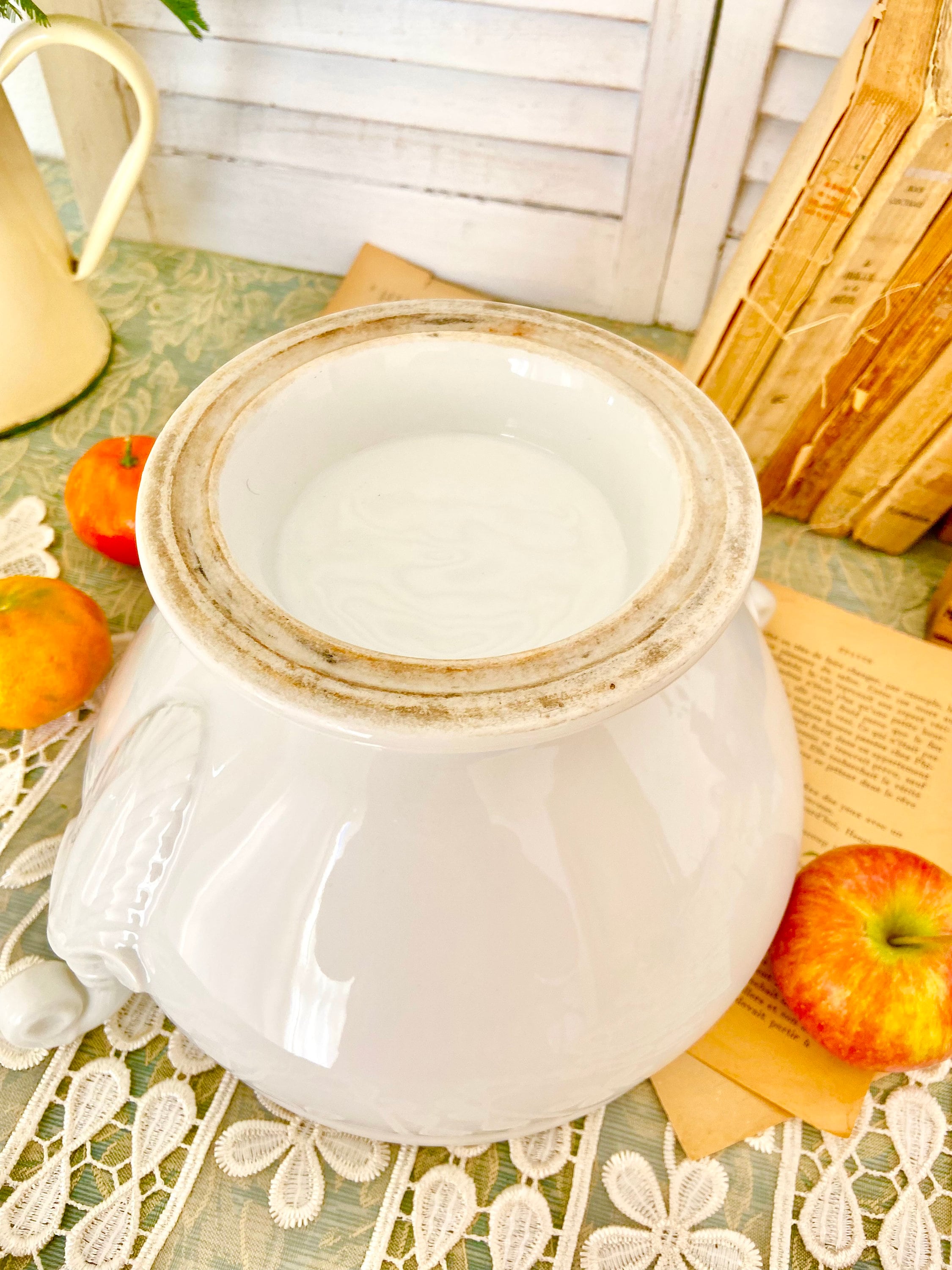 ヴィンテージフランス白磁スープチュリーン: エレガントな足付きスープ