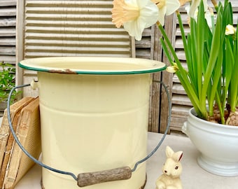 Vintage enamelware chamber pot, pale yellow rustic French enameled farmer’s bucket with an old wire and wood handle, perfect as a planter
