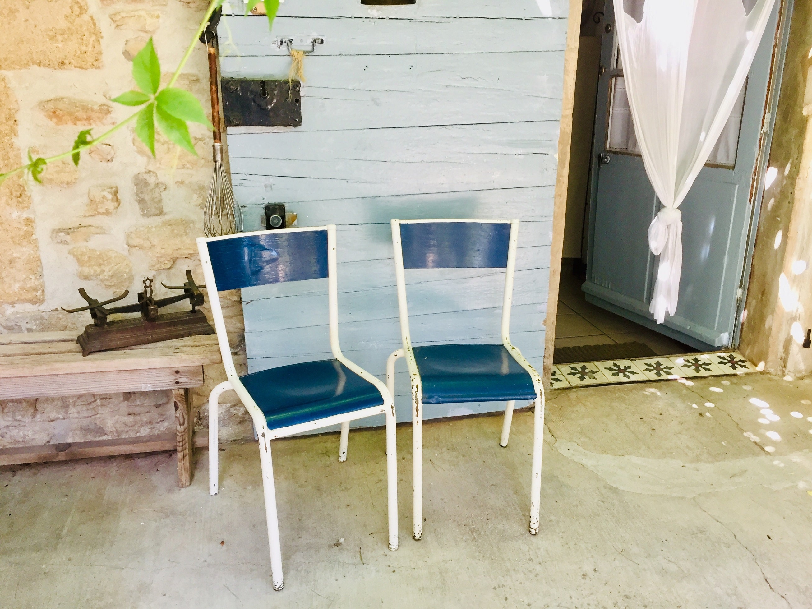 Français Des Sièges d'école Vintage, Chaises de Salle Jeux, Un Ensemble Deux Crèche Bleues Pour Enfa