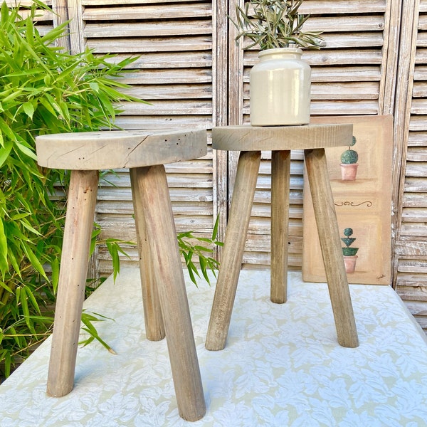 Ensemble de 2 tabourets de traite français, 3 supports de cache-pots, tables de chevet rustiques, tabourets tripodes vintage avec une superbe couleur bois flotté délavé