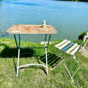 Vintage Französischer Terrassentisch, kleiner rustikaler verblasster blauer / grauer Gartentisch mit klappbaren Beinen, authentischer Gartentisch aus Eisen, j'adore!