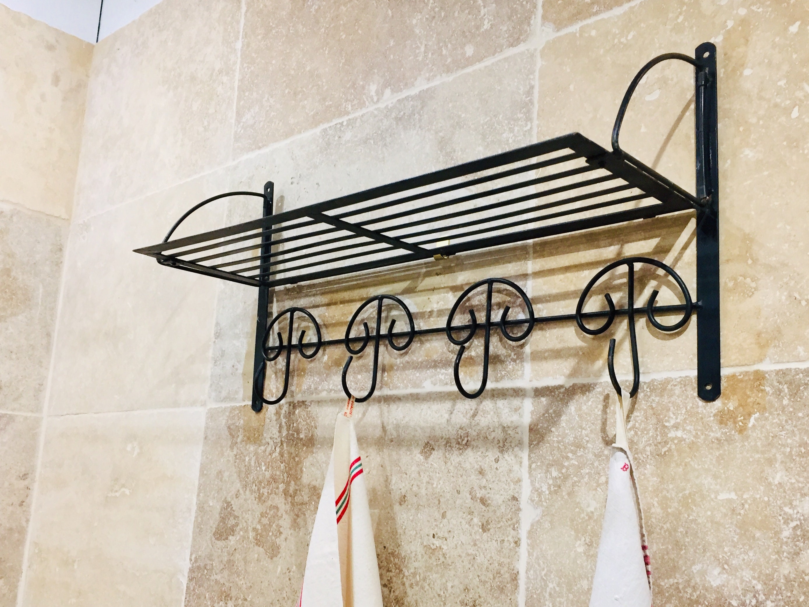 Französisches schwarzes Metallregal mit Rollenhaken aus | Etsy