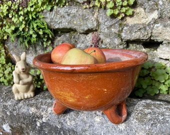 Sino de batata francês antigo, panela rústica semi-esmaltada para cozimento lento, ideal para cozinhar batatas no vapor diretamente sobre brasas ou chapa de ferro.