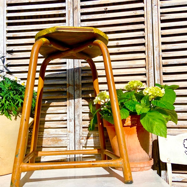 Tabouret de ferme Français antique, tabouret tubulaire vintage rustique avec un siège en bois vieilli jaune délavé, joli tabouret d'atelier vintage des années 1950