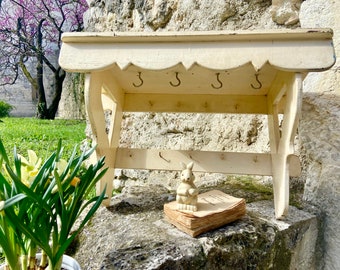 Support à casseroles ancien jaune pâle jaune pâle, étagère de garde-manger de ferme murale en bois vintage, beaucoup de crochets pour casseroles et poêles