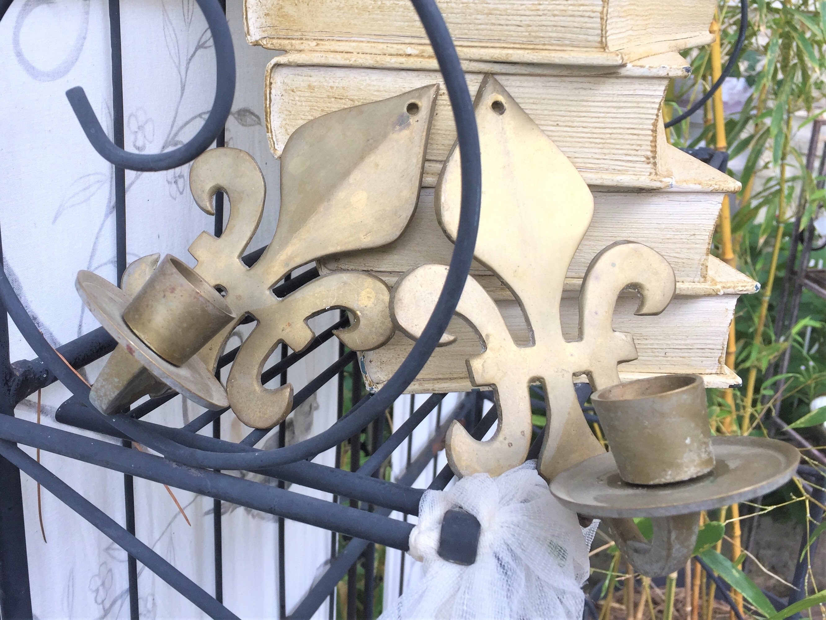 Français Bougie Vintage Fleur de Lys Sconces Set Deux Bougeoirs Muraux en Laiton Fleur-De-Lis, Décor