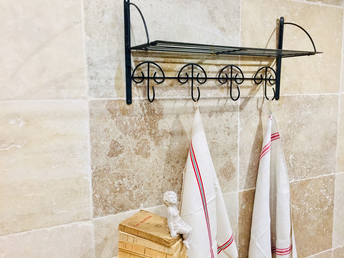 Französisches schwarzes Metallregal mit Rollenhaken aus | Etsy