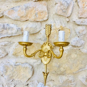 Vergoldete Bronze Doppel-Wandleuchte, Vintage Art Deco Feder Pfeil Wandleuchte, Rokoko Hollywood Regency verzierte Schriftrolle Gold Metall Wandleuchte