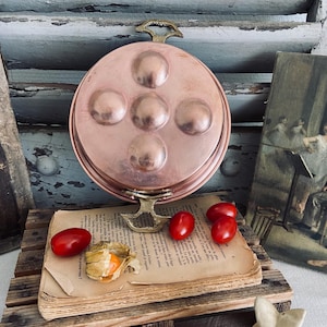 Antique French copper poaching pan, tin lined wall hanging sauté pan for cooking eggs, snails, apples, lovely French farmhouse kitchen décor