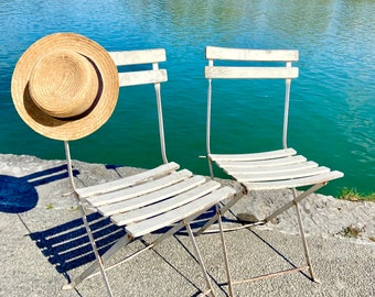 LOT de 2 chaises de patio vintage françaises, sièges de jardin pliants à lattes de bois blanc, accessoires d'affichage, chaises de jardin de bistrot de ferme, décoration shabby chic