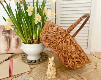 French gathering basket, vintage woven willow split buttocks basket with a woven bentwood handle, lovely flower shop photo prop