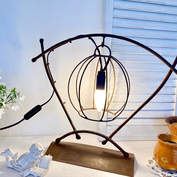 Lampe de table antique en fer forgé, lampe unique de style industriel forgé Français forgeron, lampe de chevet ou de bureau artisanale vintage brutaliste