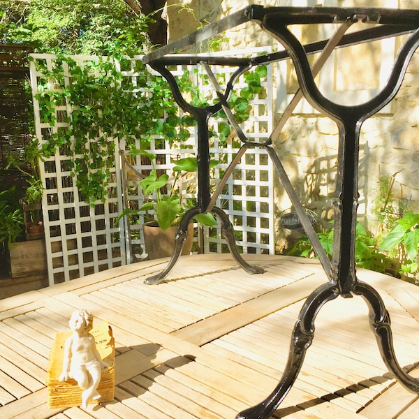 Tables de bistrot françaises / Table de café française antique en fer forgé, pieds de table de patio en métal moulé noir du XIXe siècle, décoration de jardin et terrasse