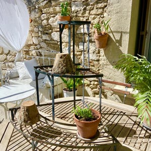 Antiker französischer Blumenhocker aus Eisen: Rustikale 3-stöckig Terrasse Gartentopf