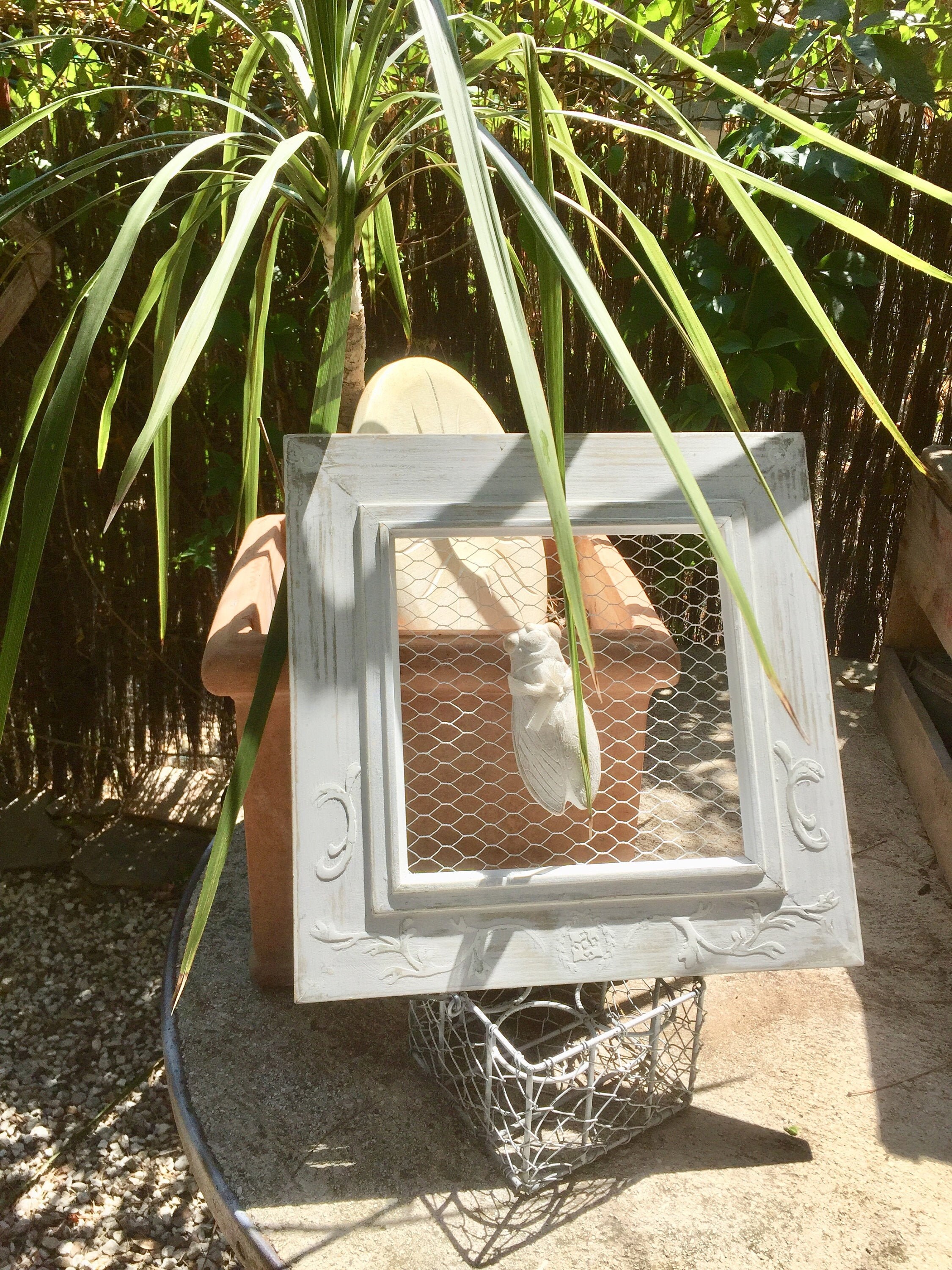 Français Décoration de La Maison Cigale, Cigale' Blanc et Or Vintage Minable sur Une Base en Fil Pou