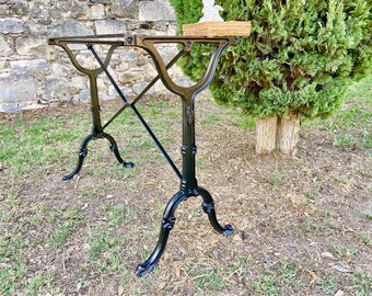 Tables de bistrot françaises GODIN, il en reste 3, authentiques tables de café en fonte, pieds de table de patio en métal moulé noir du XIXe siècle, décoration de terrasse de jardin