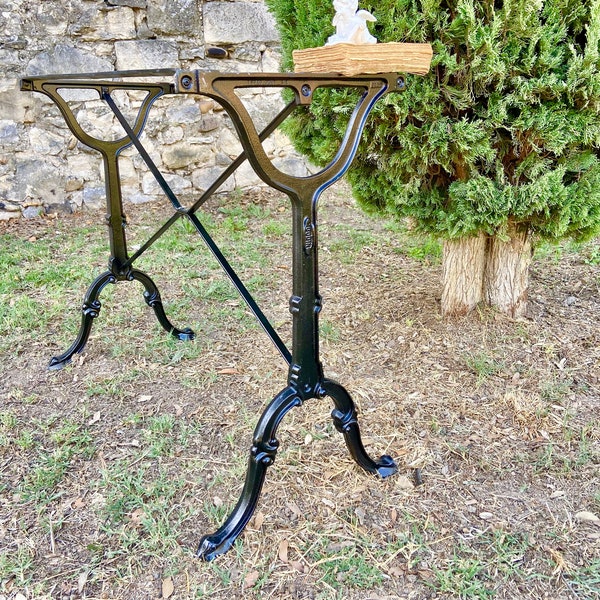 Tables de bistrot françaises GODIN, il en reste 3, authentiques tables de café en fonte, pieds de table de patio en métal moulé noir du XIXe siècle, décoration de terrasse de jardin