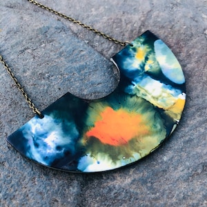 Collier tendance abstrait, collier plastron unique pour femme, bijoux en pâte polymère peints à la main avec de l'encre à alcool dans un style sale, cadeau pour maman
