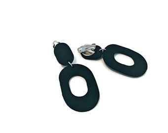 Clip sur boucles d'oreilles, boucles d'oreilles noires, boucles d'oreilles en argile polymère pour oreilles non percées, boucles d'oreilles Hoop Dangle, cadeau pour le meilleur ami