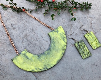 Parure de bijoux verte avec collier plastron en U et boucles d'oreilles pendantes, bijoux en pâte polymère peints, cadeau artistique unique pour femme