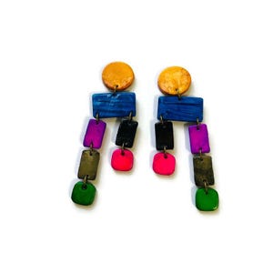 Boucles d'oreilles géométriques extra longues à clip, grandes pendantes colorées faites à la main, bijoux audacieux en pâte polymère, cadeau unique pour un ami