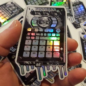 Puede incluir: Una pegatina holográfica de una ilustración en blanco y negro de un sampler Roland SP-404SX con un efecto de goteo arcoíris. La pegatina tiene un fondo blanco y negro con un acabado holográfico.