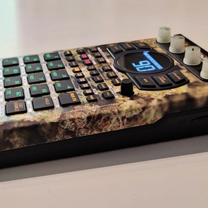 BUDAHEAD SP-404MKII Vinyl-Skin-Aufkleber mit benutzerdefiniertem Startlogo.