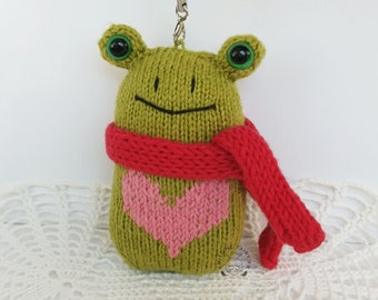 Petite grenouille verte à tricoter avec un coeur