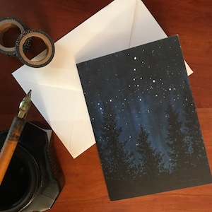 cartão de saudação do céu noturno. cartão em branco único. cartão de noite estrelada. noite da floresta. desejo de viajar. arte de acampamento