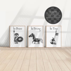 Puede incluir: Tres impresiones de arte de pared imprimibles en blanco y negro con citas inspiradoras: "be Brave", "be Strong" y "be True". Cada impresión presenta una ilustración simple de un caballero, un caballo y un escudo.