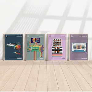 Puede incluir: Cuatro láminas enmarcadas con temas de música electrónica retro. Cada lámina tiene un esquema de color y diseño diferente, incluyendo un teclado, una mesa de mezclas, altavoces y una cinta de cassette. Las láminas están etiquetadas con géneros musicales y ubicaciones.