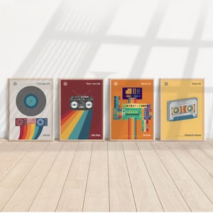 Puede incluir: Cuatro carteles enmarcados con temas de música retro. Los carteles presentan un disco de vinilo, un radiocasete, equipos de música electrónica y una cinta de cassette. Cada cartel tiene un fondo de color diferente y el texto: Chicago 85, New York 88, Berlin 91 e Ibiza 95.