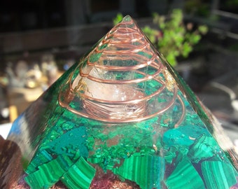 Orgonite Pyramid Malachite M (12 cm)