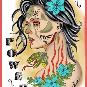 Puede incluir: Ilustración de una mujer con cabello blanco y negro, adornada con una flor turquesa. Su rostro presenta marcas decorativas y diseños de lágrimas. Una serpiente y flores turquesas están en su hombro. La palabra "POWER" se muestra verticalmente.