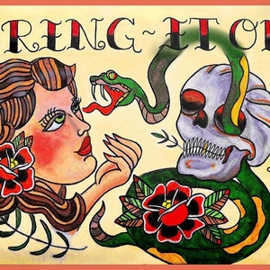 Puede incluir: Ilustración de estilo vintage con una mujer, una calavera y una serpiente. La mujer tiene labios rojos y una flor en el pelo. Una serpiente verde se enrolla alrededor de la calavera. El texto "BRING IT ON" está en la parte superior.