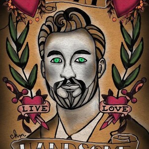 Puede incluir: Ilustración de estilo tatuaje vintage de un hombre con ojos verdes, barba y bigote. La imagen incluye pancartas con las palabras "STAY", "LIVE", "LOVE" y "HANDSOME", junto con corazones y elementos florales.