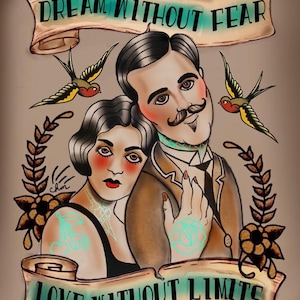 Puede incluir: Ilustración al estilo del tatuaje tradicional americano que representa a una pareja. Hay golondrinas y pancartas con las inscripciones «DREAM WITHOUT FEAR» y «LOVE WITHOUT LIMITS». La paleta de colores incluye marrón, negro, rojo y turquesa.